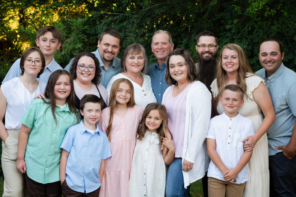 Then entire family huddles together for one last photo