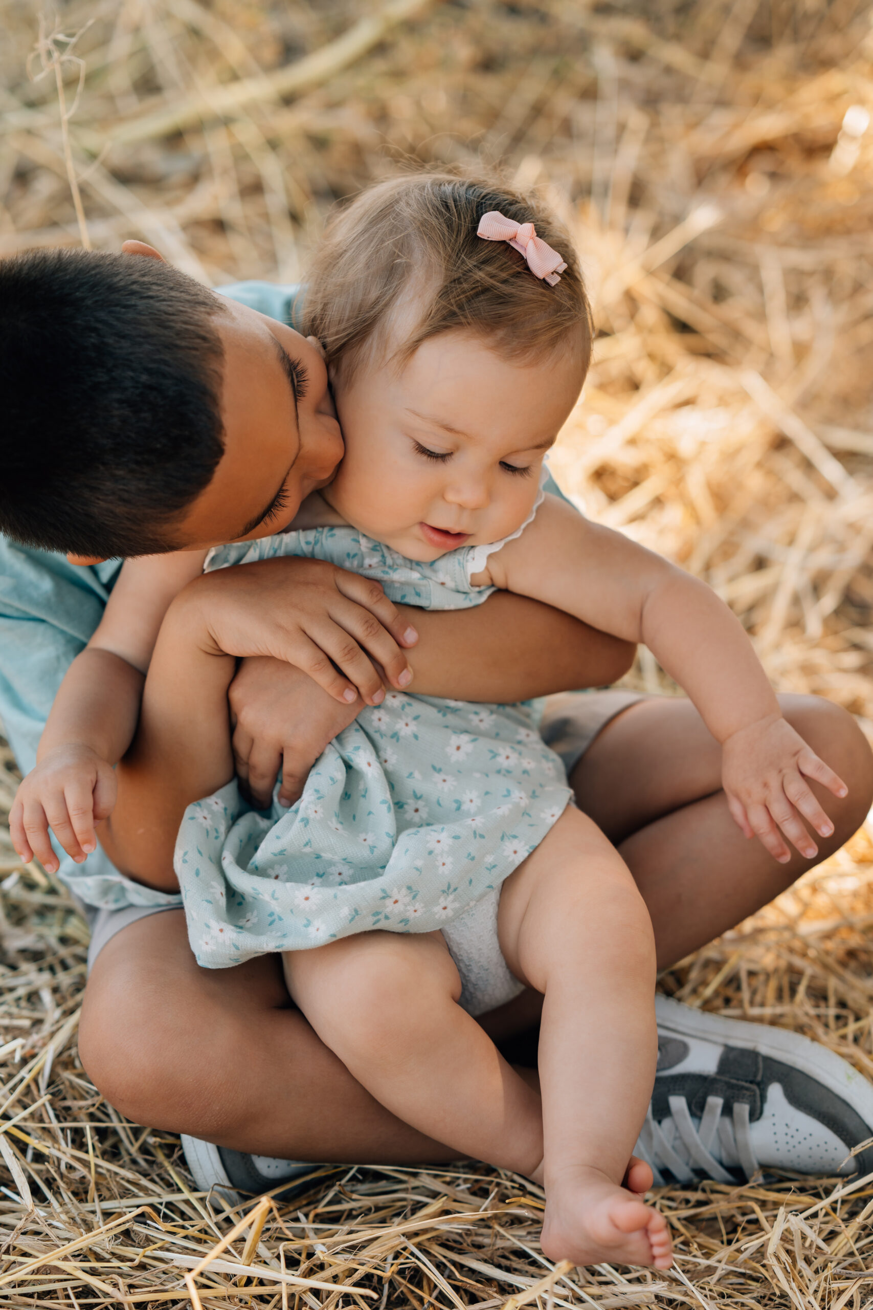 Littles snuggling during an extended family session. 